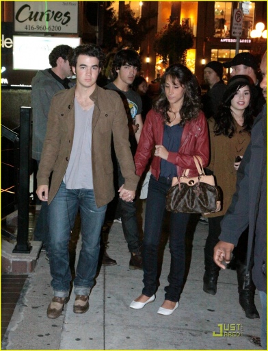 normal_kevin-joe-jonas-date-demi-danielle-04.jpg