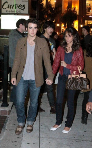 normal_jonas-brothers-1059-9.jpg