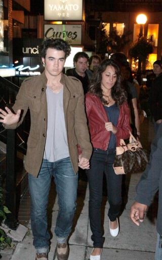 normal_jonas-brothers-1059-10.jpg