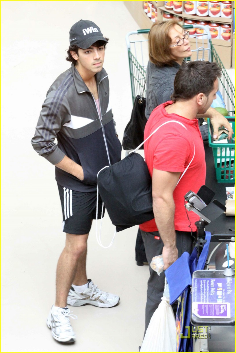 joe-jonas-camp-rock-cooker-02.jpg