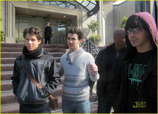 normal_jonas-brothers-toronto-trio-07.jpg