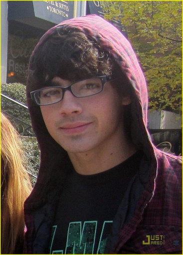 normal_jonas-brothers-toronto-trio-06.jpg
