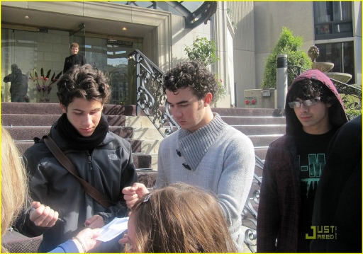 normal_jonas-brothers-toronto-trio-05.jpg