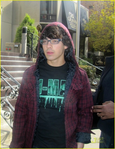 normal_jonas-brothers-toronto-trio-04.jpg