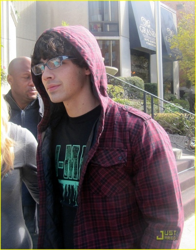 normal_jonas-brothers-toronto-trio-02.jpg
