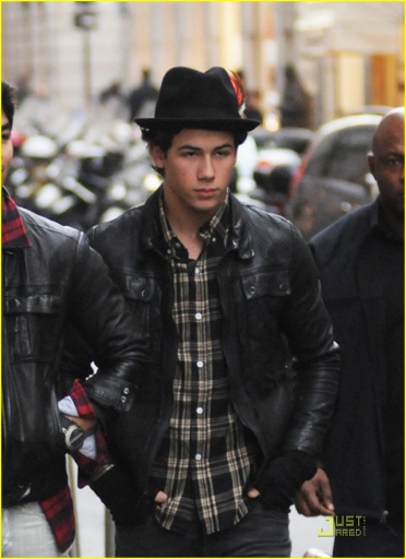 normal_jonas-brothers-milan-men-09.jpg
