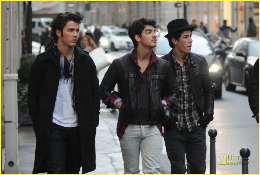 normal_jonas-brothers-milan-men-07.jpg