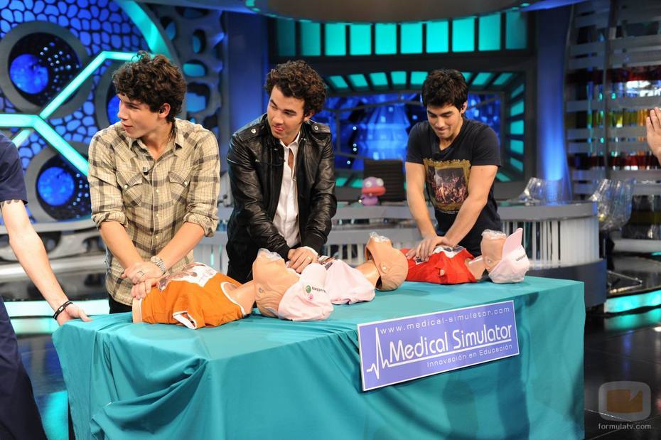 14304_primeros-auxilios-con-los-jonas-brothers.jpg