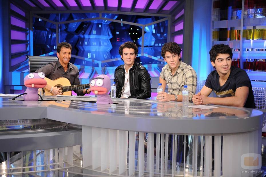 14301_los-jonas-brothers-cantan-volando-voy.jpg