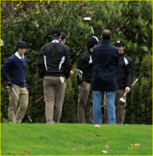 normal_joe-nick-jonas-golfing-k-club-09.jpg