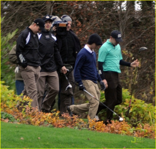 normal_joe-nick-jonas-golfing-k-club-03.jpg