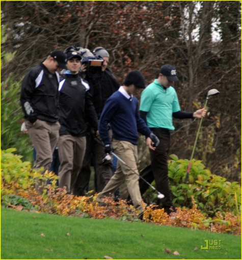normal_joe-nick-jonas-golfing-k-club-02.jpg