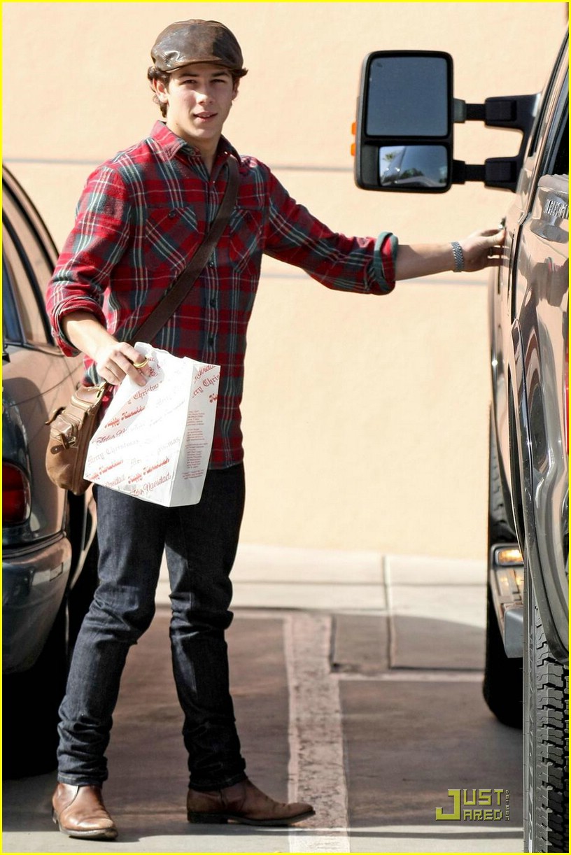 nick-jonas-in-our-burger-09.jpg